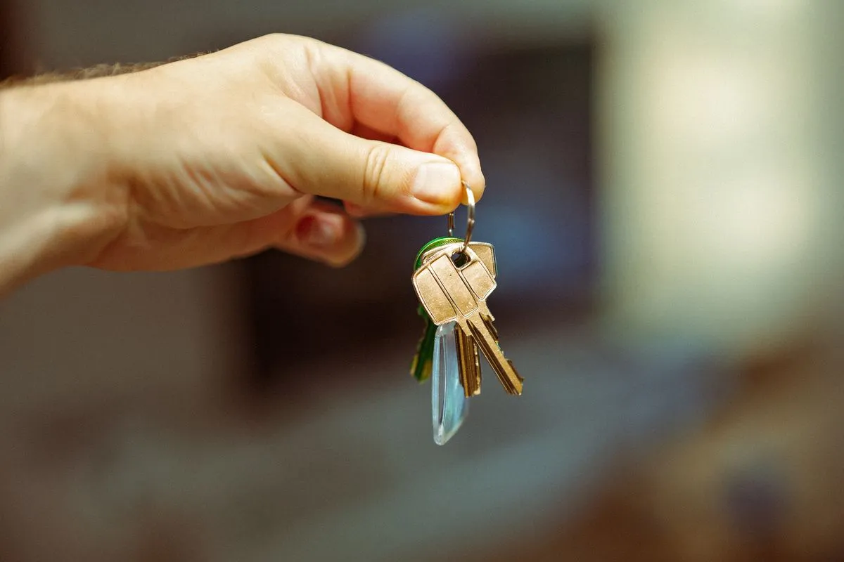 Main tenant les clés d'un logement récemment mis en location