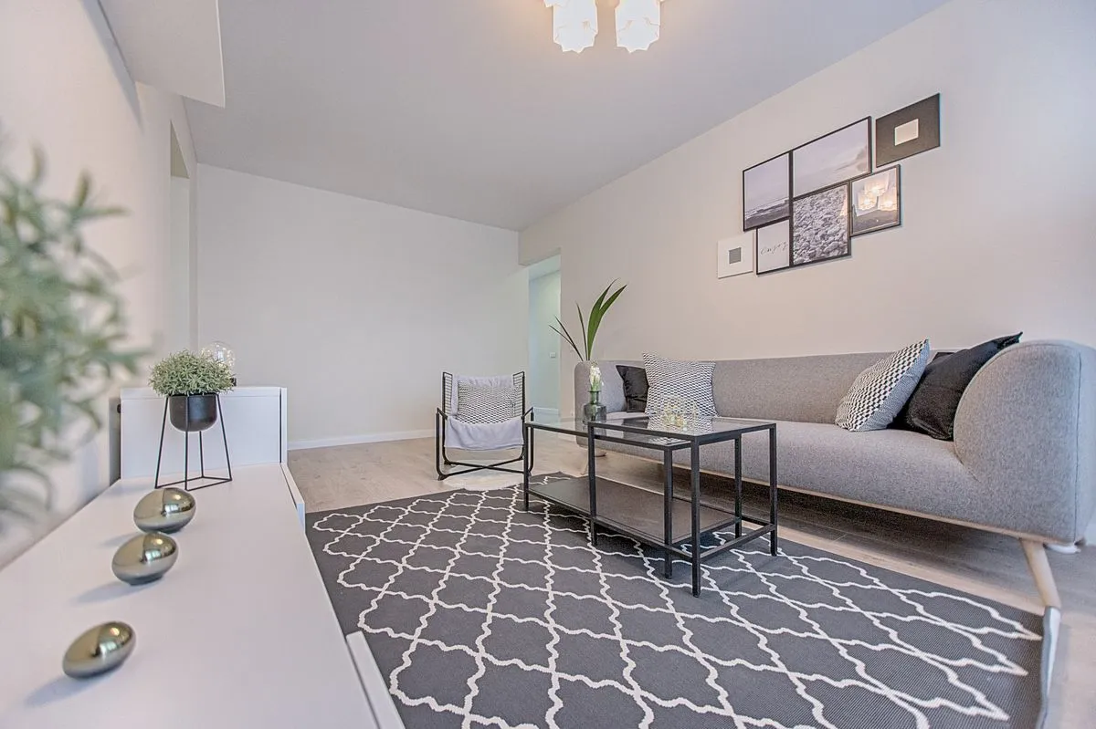 A host's pre-arrival message on a phone disclosing stairs, parking, and noise to a guest, setting accurate expectations before check-in.
