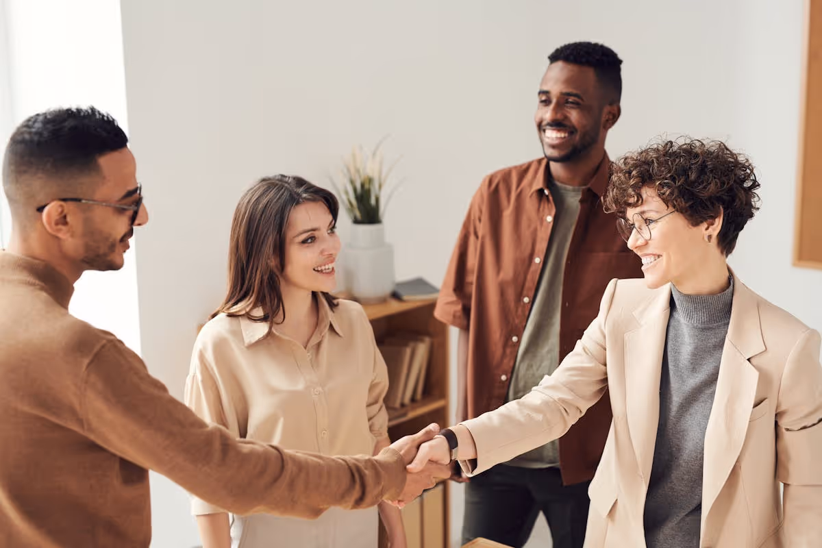 Équipe proactive de gestion de location saisonnière prévenant les mauvais avis Airbnb