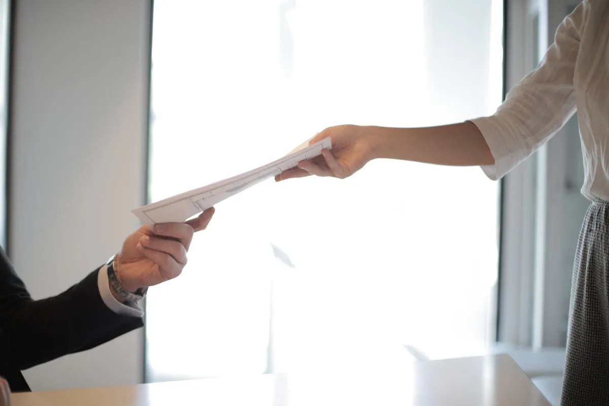 Gestionnaire immobilier consultant ses réservations sur ordinateur portable avec sérénité
