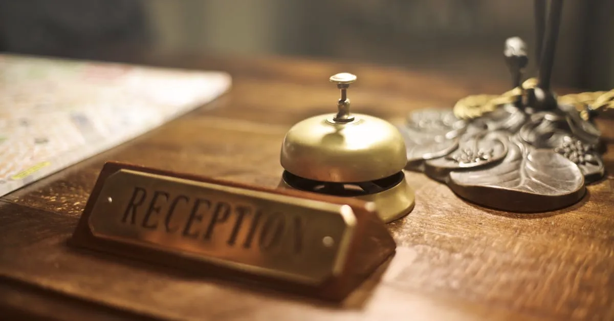 Cloche de service dorée vintage et panneau réception sur un comptoir en bois