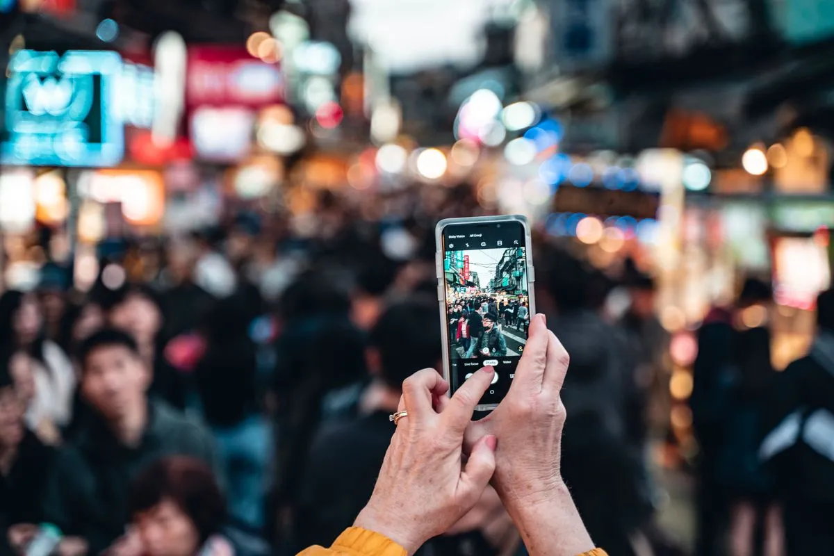 Host photographing a space with a smartphone for an accurate listing