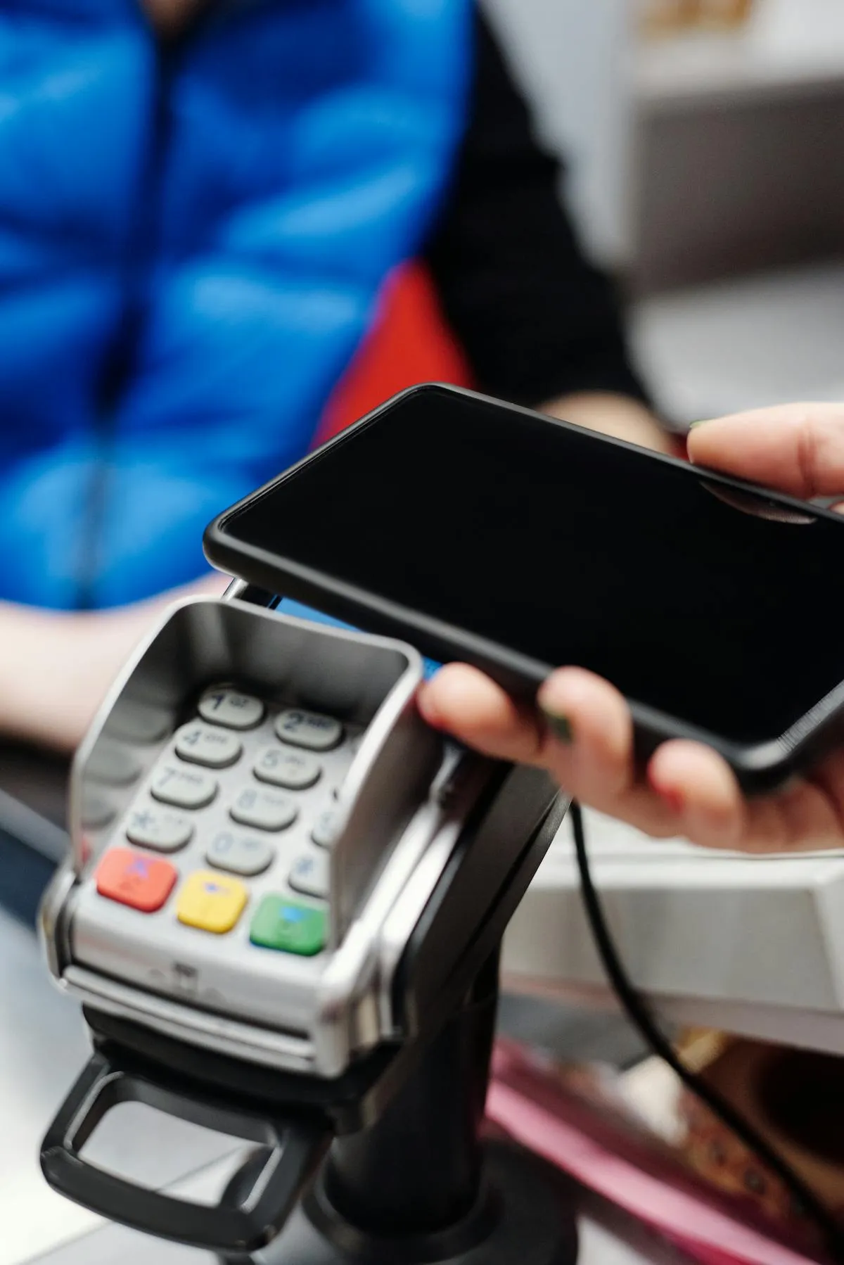 Voyageur effectuant un paiement mobile pour des services de location saisonnière