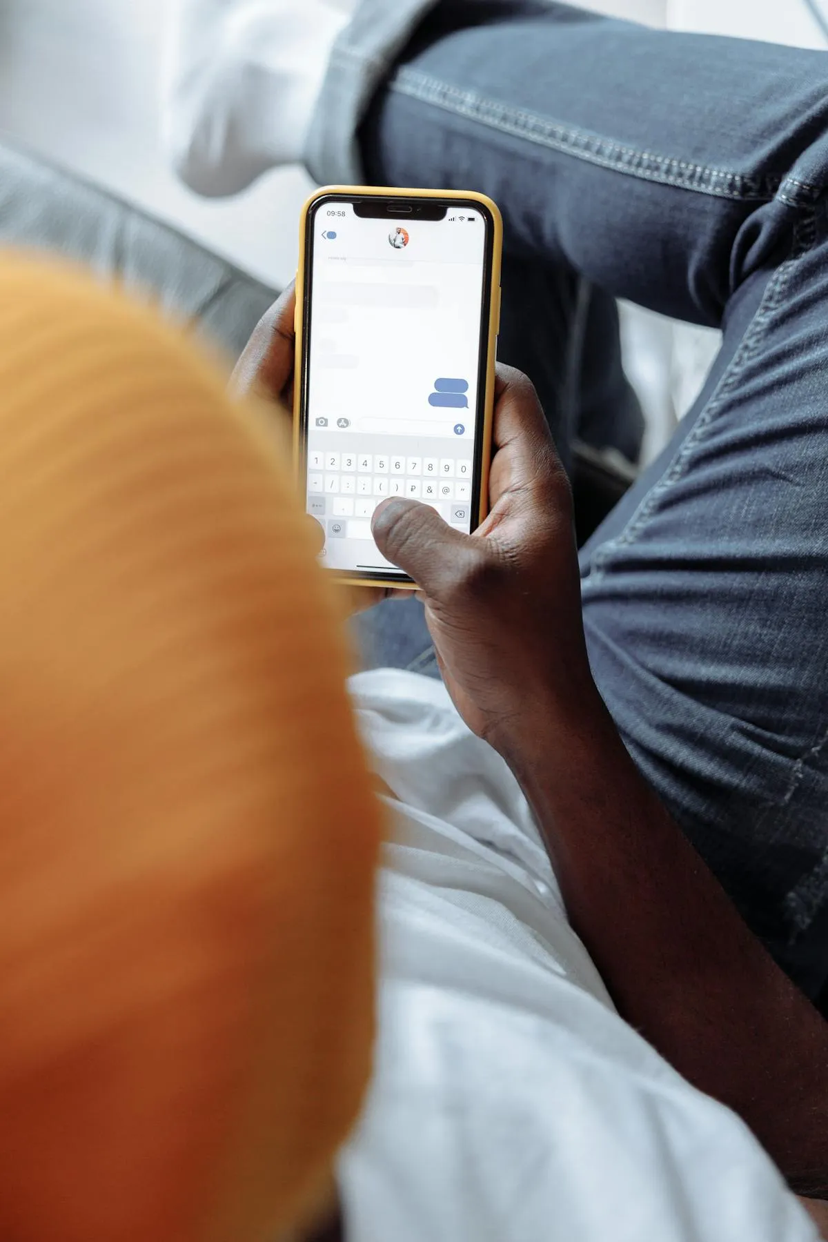 Personne envoyant un message sur smartphone à un voyageur international
