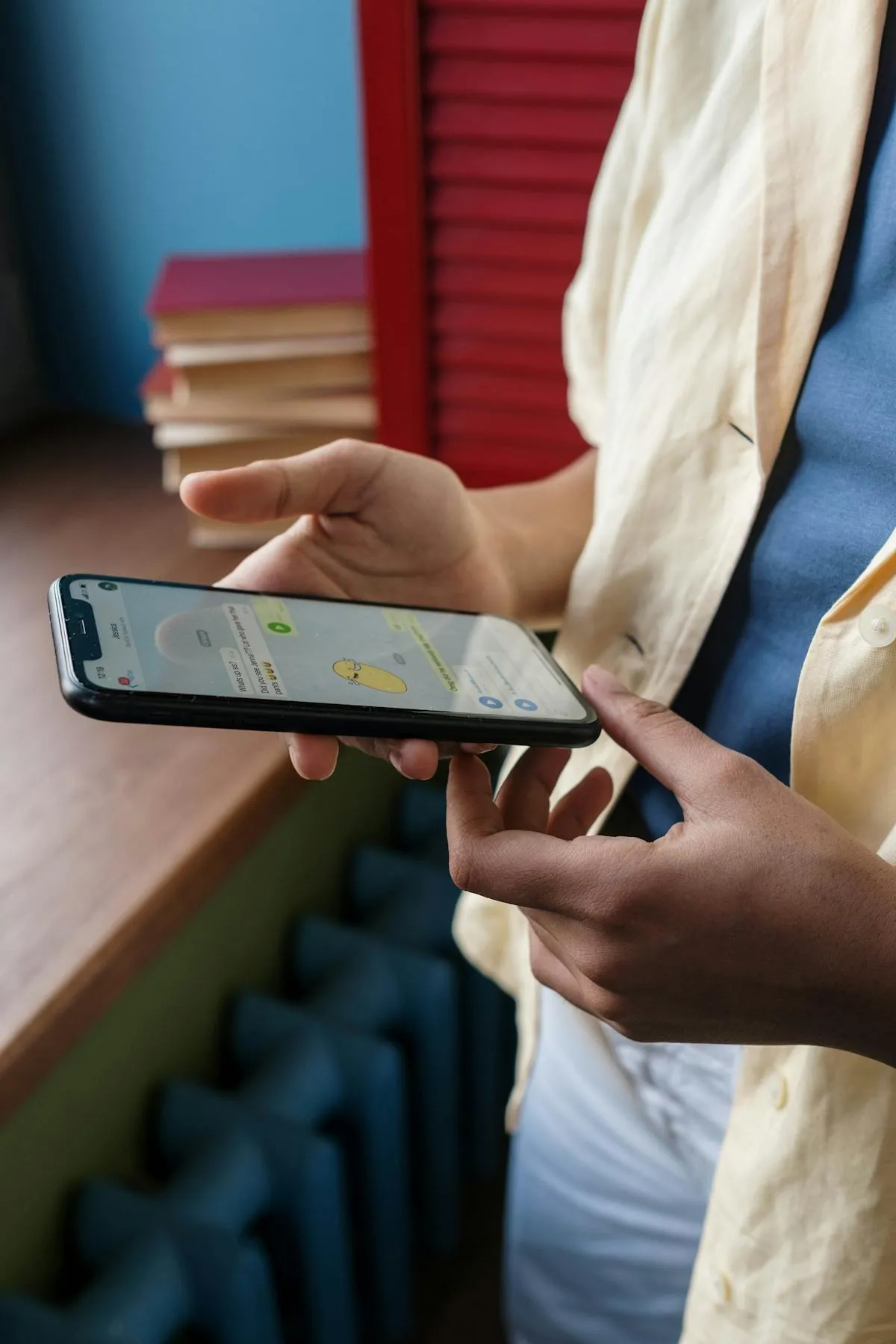 Gros plan d'une personne envoyant un message sur son téléphone la nuit