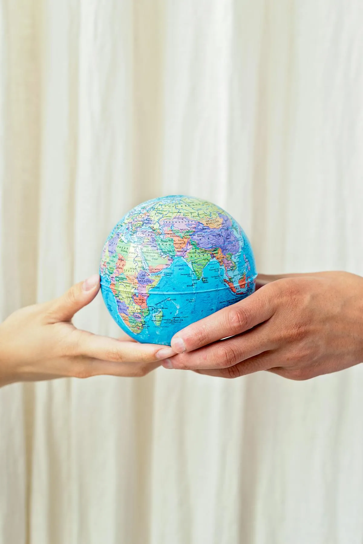 Personne tenant un globe représentant la communication multilingue