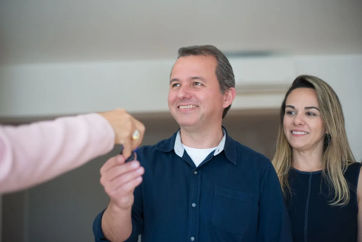 Hôtes célébrant les premières réservations de leur annonce